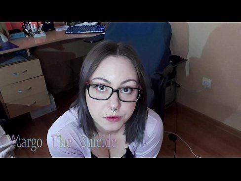 ❤️ Σέξι κορίτσι με γυαλιά πιπιλίζει Dildo βαθιά στην κάμερα ❤ Πόρνο ❌️❤